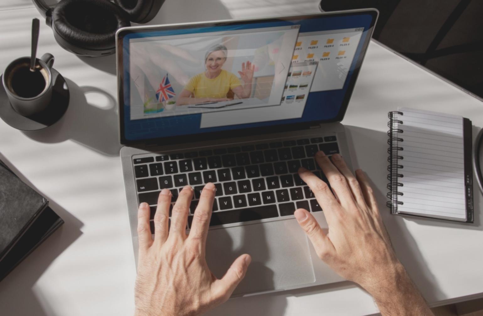 Salle de formation moderne avec écrans d'analyse financière